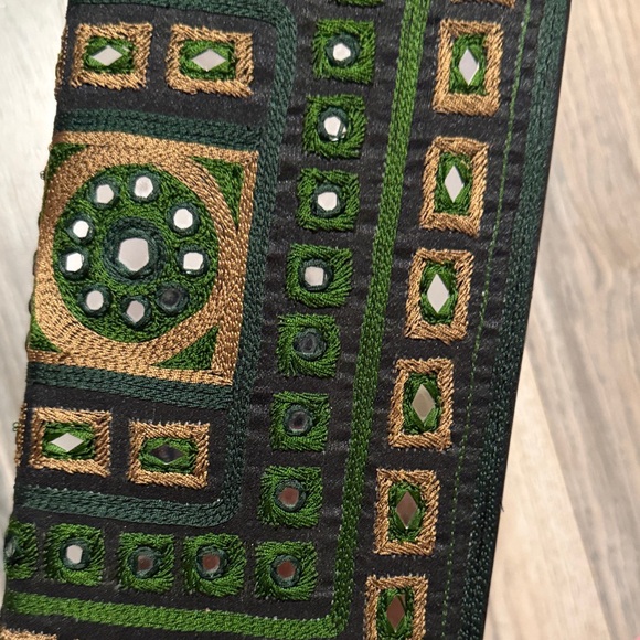 Elegant Green and Black Embroidered Wallet - Picture 9 of 9